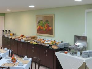 伊帕廷加斯蒂尔山谷经济型酒店的自助餐,包括餐桌和盘子