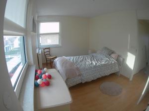 una camera da letto con un letto e un tavolo con le palle di Villa du chemin des Anglais a Berck-sur-Mer