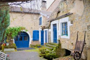 un edificio con puertas azules y escaleras delante en Chez Nous, en Isches