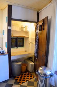 eine kleine Küche mit einem Waschbecken und einem WC in einem Zimmer in der Unterkunft Chez Nous in Isches