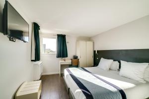 Ένα ή περισσότερα κρεβάτια σε δωμάτιο στο Hôtel l'Amandier