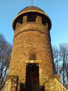 une grande tour en briques avec une porte à l'intérieur dans l'établissement Domizil, à Bad Bertrich