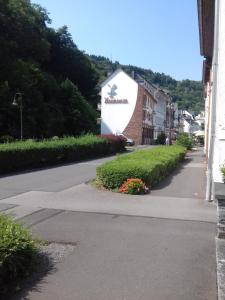 ein Gebäude mit einem Schild an der Straßenseite in der Unterkunft Domizil in Bad Bertrich