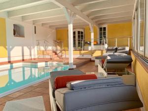 a room with a pool with chairs and a table at Ferienwohnung Schultheiß in Remptendorf