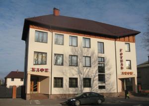 a building with a car parked in front of it at Готель Леон in Zwiahl