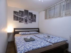 een slaapkamer met 2 bedden en kussens erop bij *** Apartment "IN" Zagreb in Zagreb
