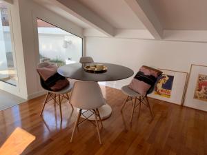 ein Esszimmer mit einem Tisch und 3 Stühlen in der Unterkunft Le Terrazze in Vicenza