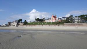 a view of a beach with buildings in the background at BAIE DE SOMME - Le pourquoi pas in Le Crotoy