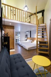 Postel nebo postele na pokoji v ubytování One Attic B&B