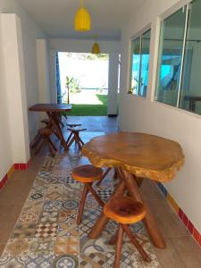 嘎林海斯港的住宿－Pedacinho do Céu，一间带桌子和两张凳子的用餐室