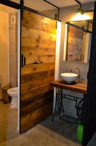 La salle de bains est pourvue d'une porte coulissante en bois et d'un lavabo. dans l'établissement Go Hostel, à Córdoba