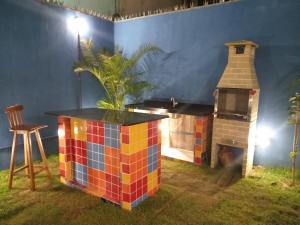嘎林海斯港的住宿－Pedacinho do Céu，庭院里的一个岛,有比萨饼烤箱