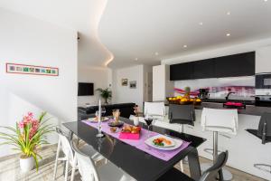 a kitchen and living room with a table and chairs at Villa Valis in Baška