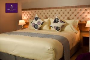 Una cama o camas en una habitación de Hotel Prado Real