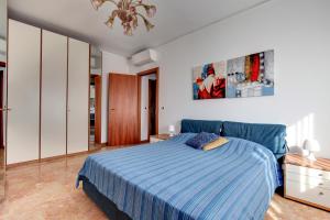Un dormitorio con una cama y un cuadro en la pared. en Alba del Doge, en Mestre