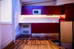 Virtuvė arba virtuvėlė apgyvendinimo įstaigoje Juvarrahouse Luxury Apartments