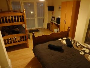 Cama ou camas em um quarto em Travellers Rest Motel