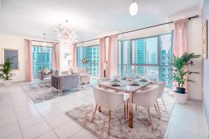 een woonkamer met een tafel en stoelen en een bank bij Ultimate Stay 2BR: Burj Khalifa and fountain view in Dubai