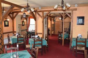 Reštaurácia alebo iné gastronomické zariadenie v ubytovaní Penzion Střela Krucemburk