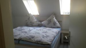 ビューズムにある" noch ne Brise"の小さなベッド(枕付)が備わる客室です。