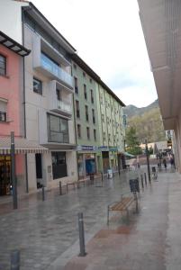 una calle vacía en una ciudad con un edificio en Apartamento Enol, en Cangas de Onís