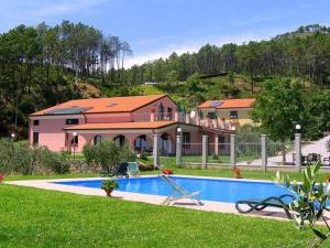 ein großes Haus mit Pool im Hof in der Unterkunft La Rossola Resort & Natura in Bonassola