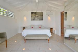 Tempat tidur dalam kamar di Sunrise - Luxury villa at the heart of the island