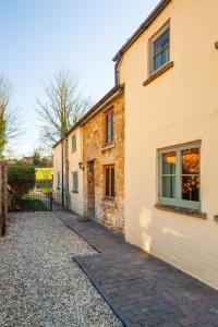 ein Backsteingebäude mit einem Seitenfenster in der Unterkunft Camside, Chipping Campden - Taswell Retreats in Chipping Campden