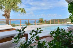 Sunrise - Luxury villa at the heart of the island في غوستافي: مسبح المنتجع مطل على المحيط