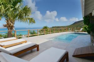 สระว่ายน้ำที่อยู่ใกล้ ๆ หรือใน Sunrise - Luxury villa at the heart of the island