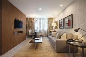 a living room with a couch and a table at Miramar By Windsor Copacabana in Rio de Janeiro