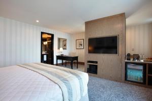 a hotel room with a bed and a flat screen tv at Miramar By Windsor Copacabana in Rio de Janeiro