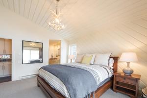 um quarto com uma cama e um lustre em Ridge 91 em Elkhorn Village