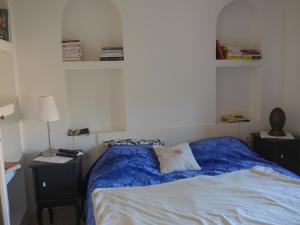 Schlafzimmer mit einem Bett mit blauer Decke in der Unterkunft Villa Standing bord de mer Club Evasion Tiznit in Mirleft