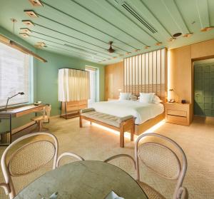 1 dormitorio con 1 cama, mesa y sillas en Hotel Boutique Casona del Colegio en Cartagena de Indias