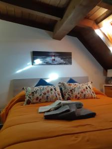 una camera con letto e TV a parete di Appartamento Fiuggi Terme a Fiuggi