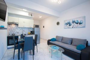 salon z kanapą i stołem oraz kuchnia w obiekcie Apartment Rnjak w mieście Vinkuran