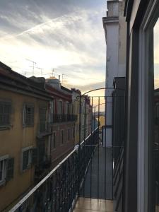 Blick auf einen Balkon von einem Gebäude in der Unterkunft The George Flat in Lissabon