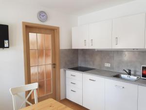 Kuchyň nebo kuchyňský kout v ubytování Apartmány Prima Nova Lake