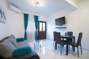 salon z kanapą i stołem w obiekcie Apartment Rnjak w mieście Vinkuran