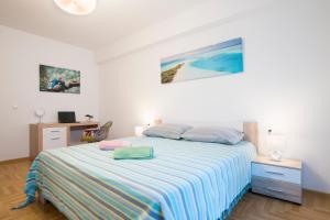 sypialnia z łóżkiem z paskiem w obiekcie Apartment Rnjak w mieście Vinkuran
