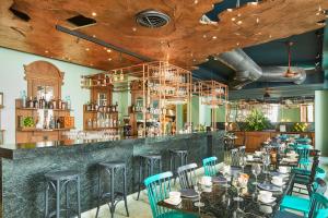 een restaurant met een bar met tafels en stoelen bij Hotel Boutique Casona del Colegio in Cartagena