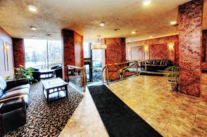 vestíbulo con sofá y escalera en un edificio en Lenox Hotel and Suites, en Buffalo