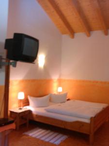 Un pat sau paturi într-o cameră la Zur Mühle