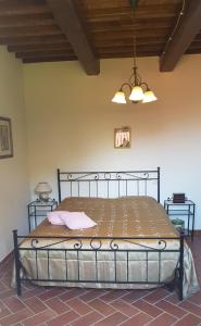 łóżko w pokoju z 2 stolikami nocnymi w obiekcie Camere Montalbano w mieście San Miniato