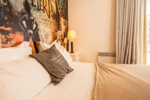 グランドラにあるTerra do Sempreのベッドルーム(白いベッド、枕付)
