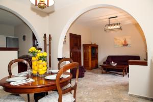 O zonă de relaxare la Yiouli Holiday Home +23 fotografii