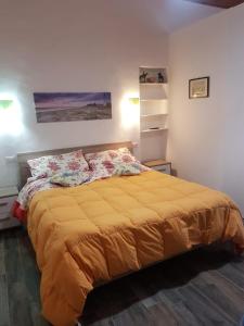 - une chambre avec un lit doté d'un couvre-lit jaune dans l'établissement Lipari Centro Storico Flat 5 mins from Port, à Lipari