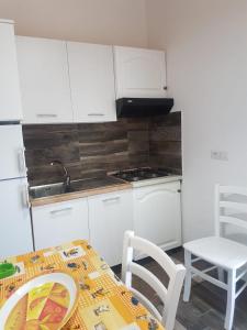 Cuisine ou kitchenette dans l'établissement Lipari Centro Storico Flat 5 mins from Port