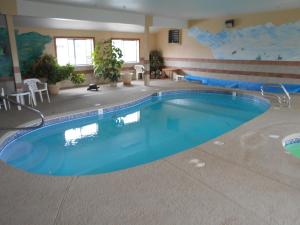 Bazén v ubytování Alpine Inn & Suites Gunnison nebo v jeho okolí